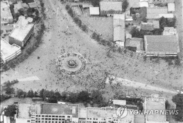 옛 전남도청으로 모이는 시민들