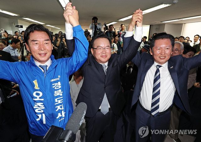 손 맞잡은 오중기·김부겸·정청래