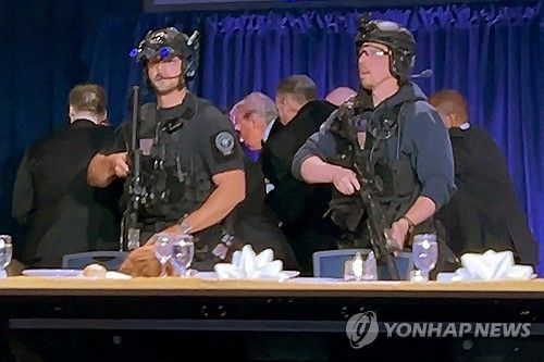 총격 소리에 대피하는 도널드 트럼프 미국 대통령