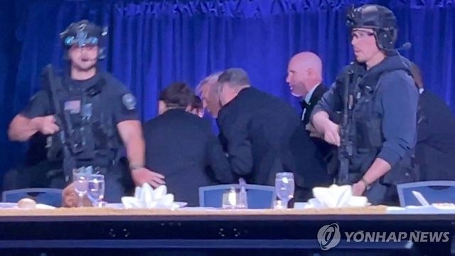 만찬장을 빠져나가는 도널드 트럼프 미국 대통령