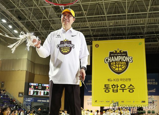 그물 자른 KB 스타즈 김완수 감독