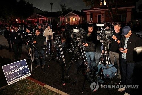 콜 토마스 앨런의 자택에 몰려든 취재진 