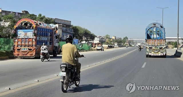 이슬라마바드행 운행 통제 풀린 화물차들
