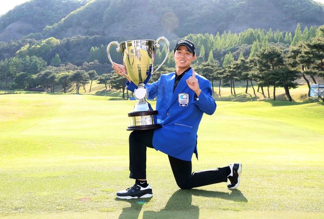 우승 트로피 든 최찬