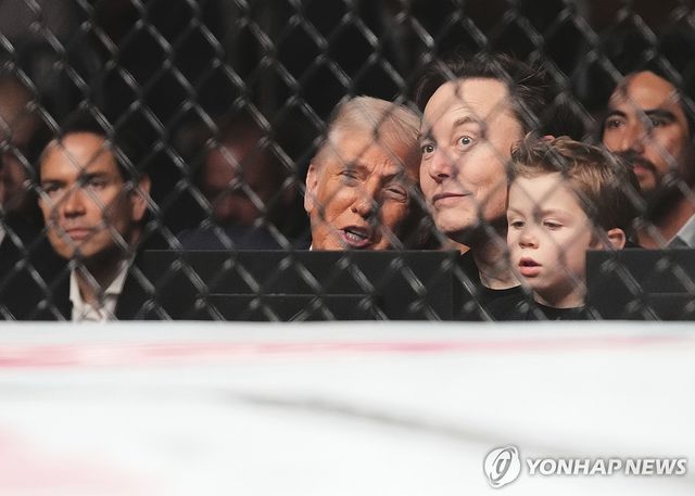 도널드 트럼프 대통령과 함께 UFC 경기장을 찾은 마코 루비오 국무장관(좌측 첫번째)