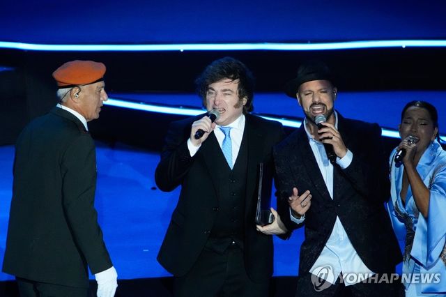 이스라엘 방문에서 열창하는 밀레이 아르헨티나 대통령