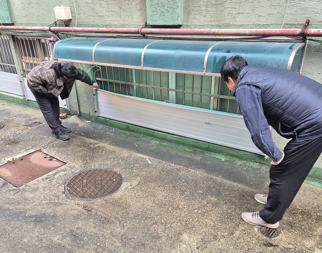 호우에 대비해 반지하 주택에 설치한 물막이판