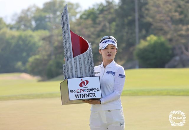 우승 트로피 든 이예원