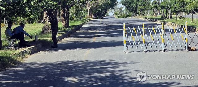 쉬고 있는 파키스탄 경찰관들