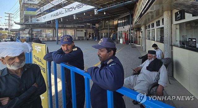 여전히 버스 멈춘 파이자바드 고속버스 터미널