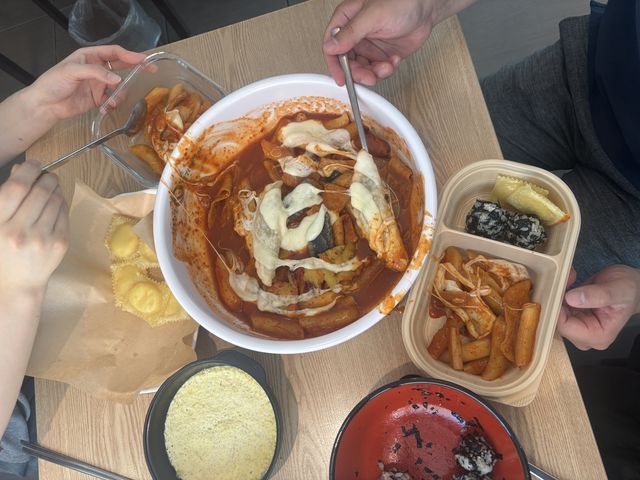 매운 떡볶이를 소분하는 모습