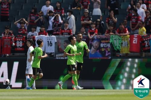 득점을 기뻐하는 전북의 김영빈