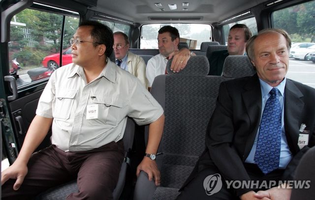 2004년 9월20일 원자력연구소에 들어가는 IAEA 핵 사찰단