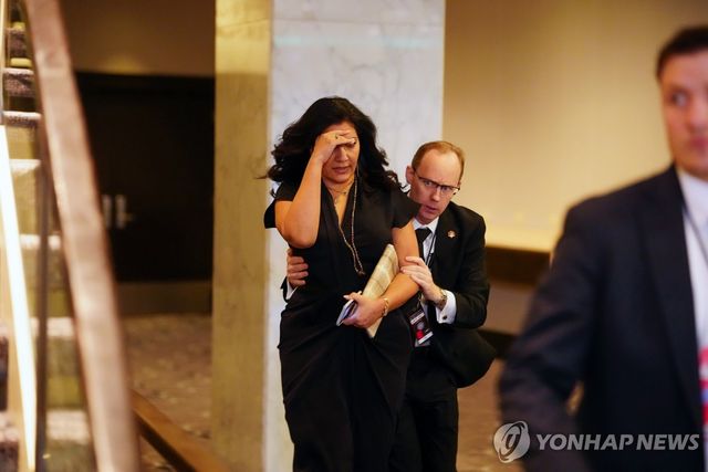 총성 들린 후 백악관 출입기자단 만찬 행사에서 대피하는 참석자들