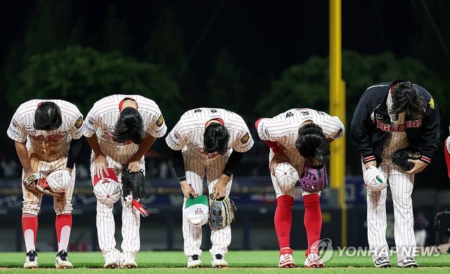 90도 인사하는 KIA 선수들