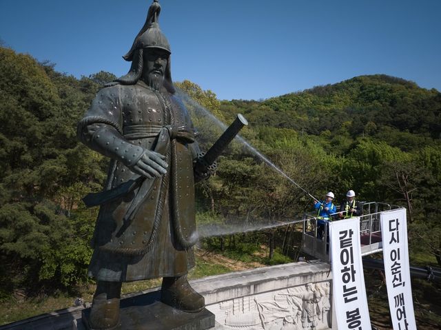 동상에 물 뿌리는 오세현 시장