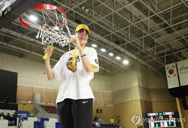 그물 커팅 세리머니하는 박지수