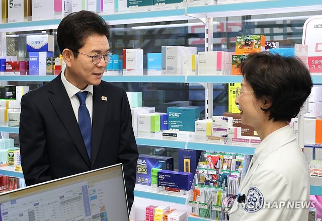 약국찾아 애로사항 청취하는 정원오 후보