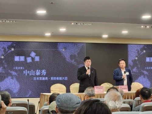 나카야마 야스히데(中山泰秀) 전 일본 방위성 부대신(왼쪽)