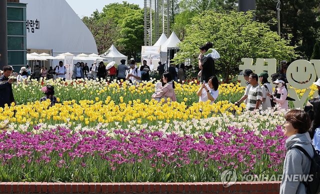 꽃축제 즐기는 관람객들