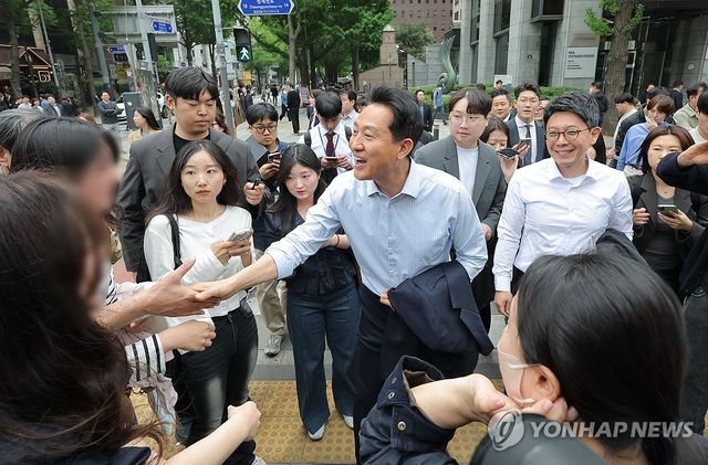 시민들에게 인사하는 오세훈 후보