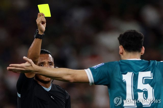 경고를 주는 심판