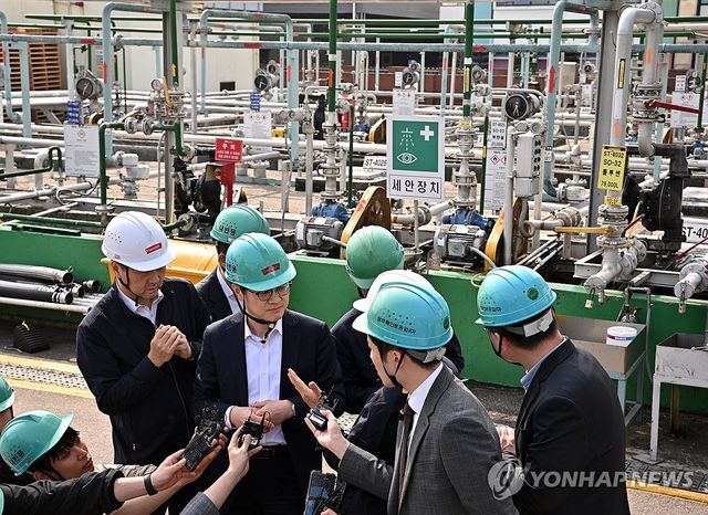 페인트 공장 찾은 산업장관