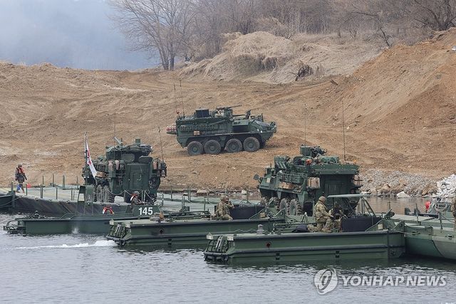 임진강 건너는 스트라이커 장갑차