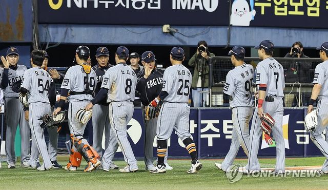 승리 환호하는 한화