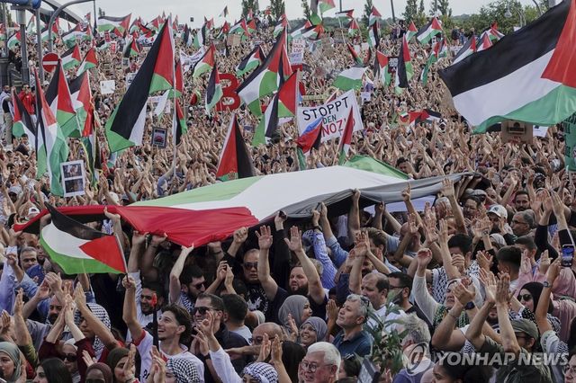 독일 프랑크푸르트에 모인 친팔레스타인 시위대