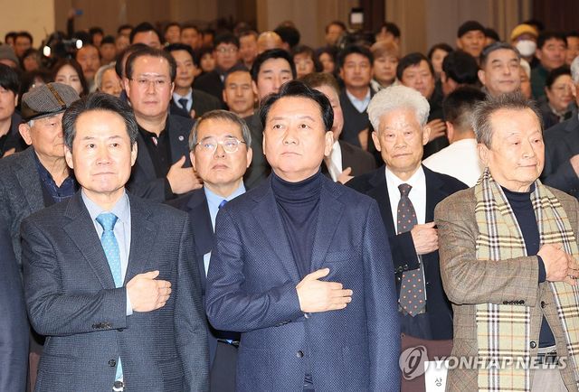 국기에 경례하는 이광재 전 강원지사