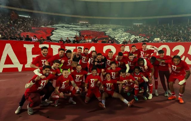 우승을 기뻐하는 츠르베나 즈베즈다 선수들