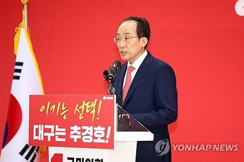 기자들의 질문에 답하는 추경호