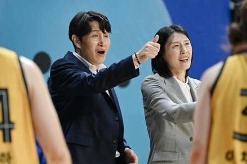 위성우 우리은행 총감독(왼쪽)과 전주원 신임 감독