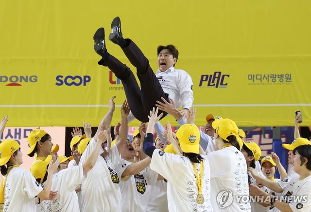 헹가래 받는 김완수 감독