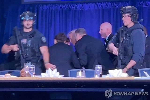 만찬장서 대피하는 트럼프 대통령
