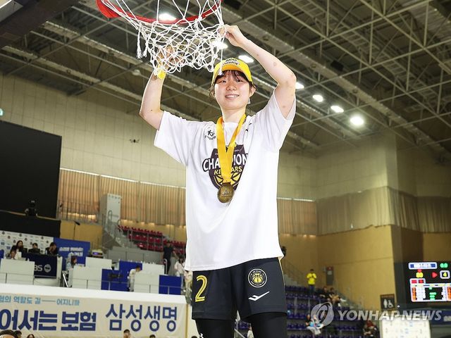 골대 그물 자르는 허예은