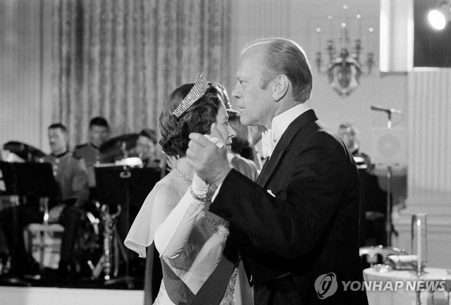 1976년 백악관 국빈 만찬 당시 엘리자베스 2세와 포드 대통령