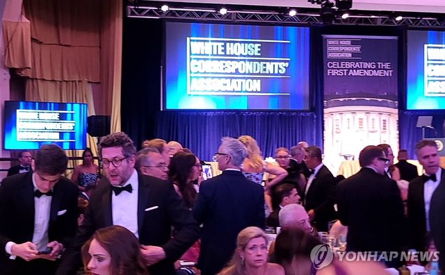 총격 사건으로 트럼프 떠난 행사장