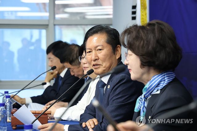 발언하는 정청래 대표