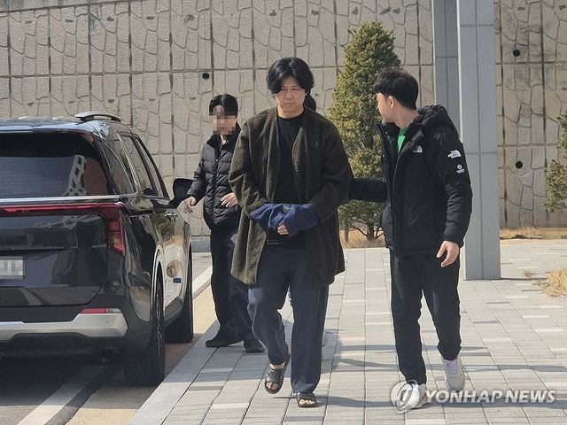 법원 출석하는 시나위 보컬 김바다