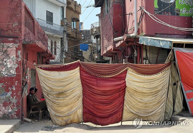 가림막 친 파키스탄 공군기지 인근 주택가