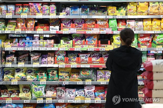 (서울=연합뉴스 자료사진) 강민지 기자 = 중동 사태에 따른 나프타 도입 차질 우려로 식품업계가 긴장하고 있다. 업체들은 당장 보유한 포장재 재고 물량이 1∼2개월 치에 불과하다며 사태가 장기화하면 제품 생산 중단 가능성도 있어 상황을 지켜보고 있다. 사진은 26일 서울의 한 대형마트에 진열된 스낵 제품 모습. 2026.3.26 mjkang@yna.co.kr