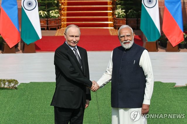 악수하는 푸틴 러시아 대통령(왼쪽)과 모디 인도 총리