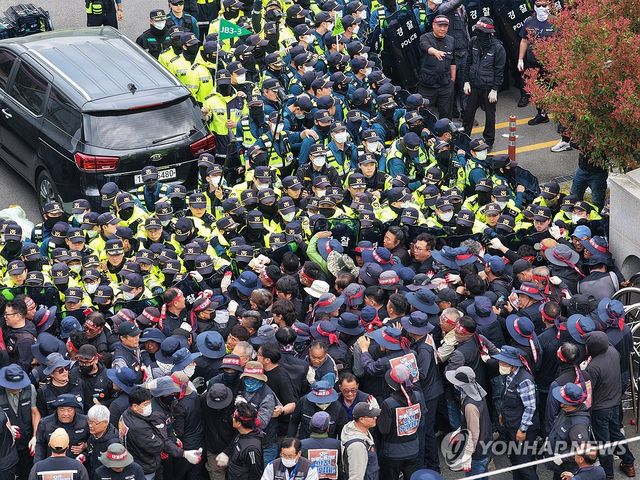 BGF로지스 진주센터 앞 화물연대-경찰 대치