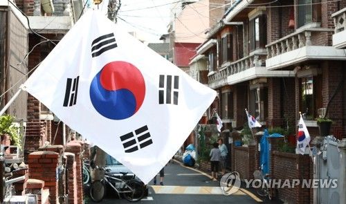 골목에 게양된 태극기