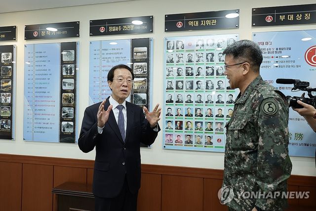 이석연 국민통합위원장, 육군 5보병사단 방문