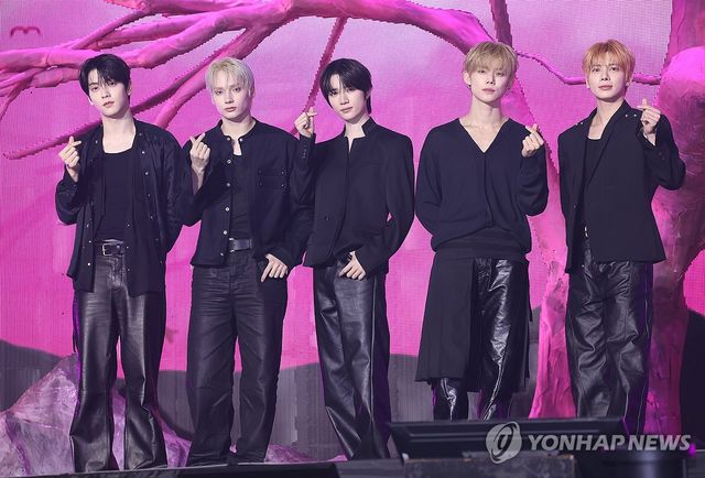 포즈 취하는 투모로우바이투게더