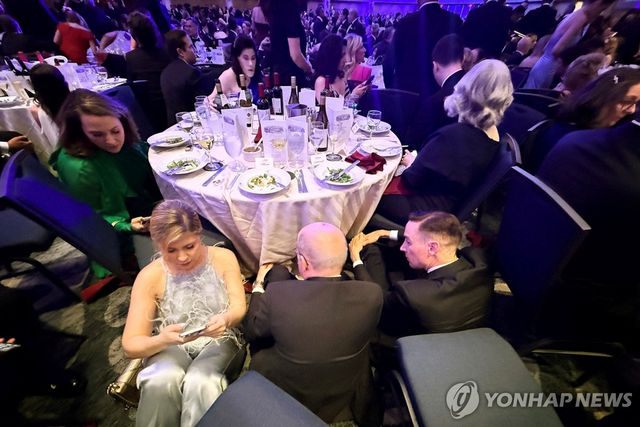 백악관 기자단 만찬행사서 테이블 아래로 피신한 참석자들 