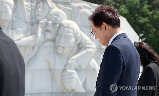 국힘 박완수 경남지사 후보, 국립3·15민주묘지 참배